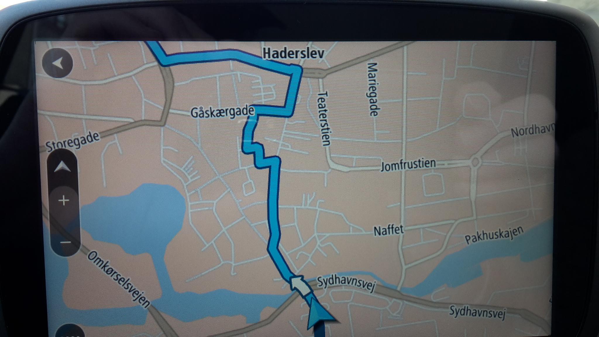 Ja bare ind gennem byen ad smalle brostensbelagte gader, i stedet for til venstre ad Sydhavnsvej ud til Omkørselsvejen